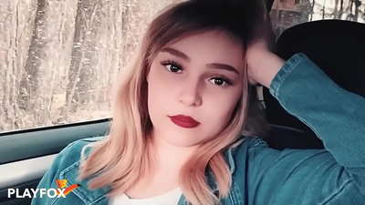 Ang sexy babe ay tuwang-tuwang sumipsip sa discount card